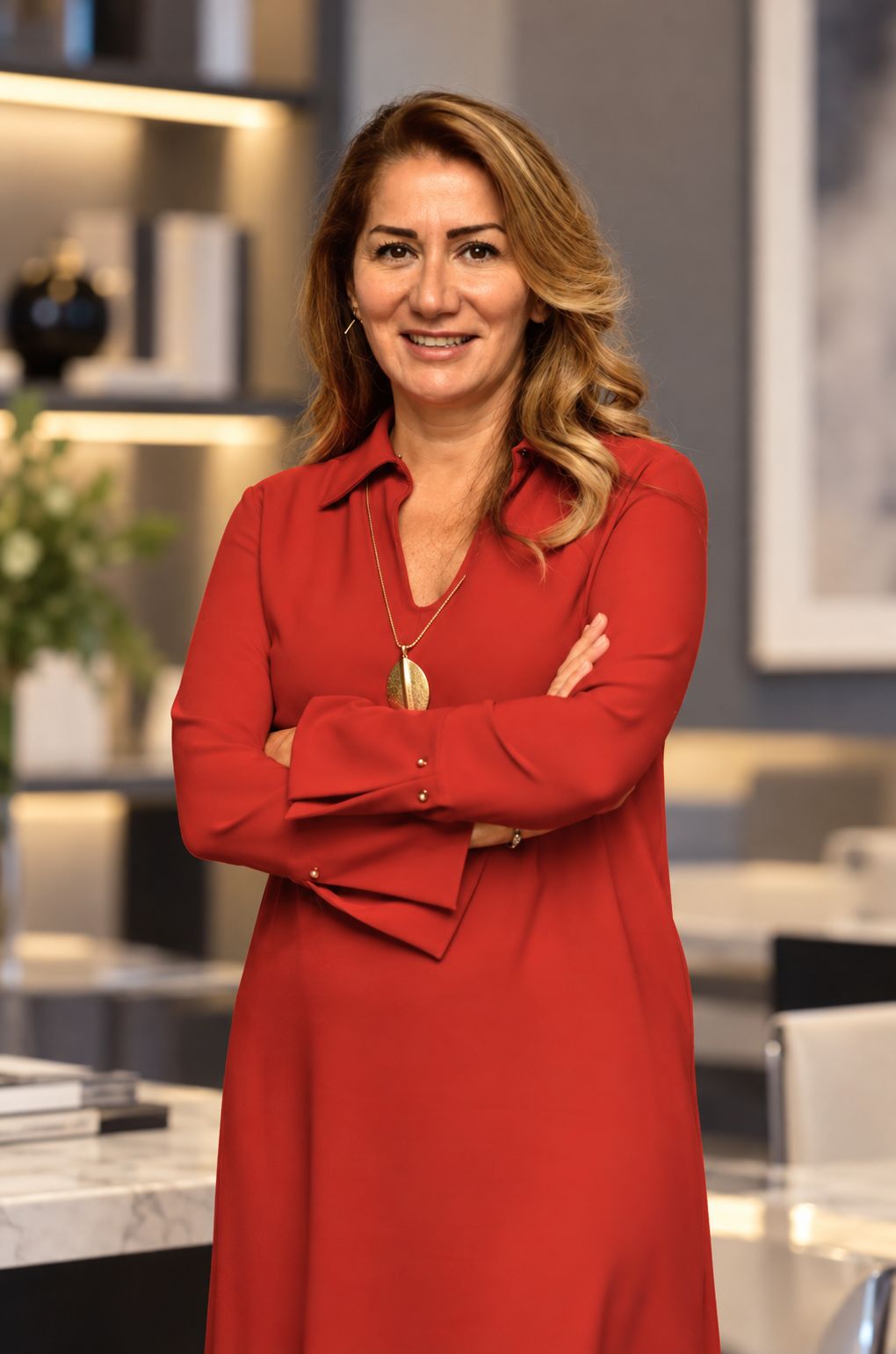 Sema Gül Bayoğlu, kırmızı elbiseyle ayakta