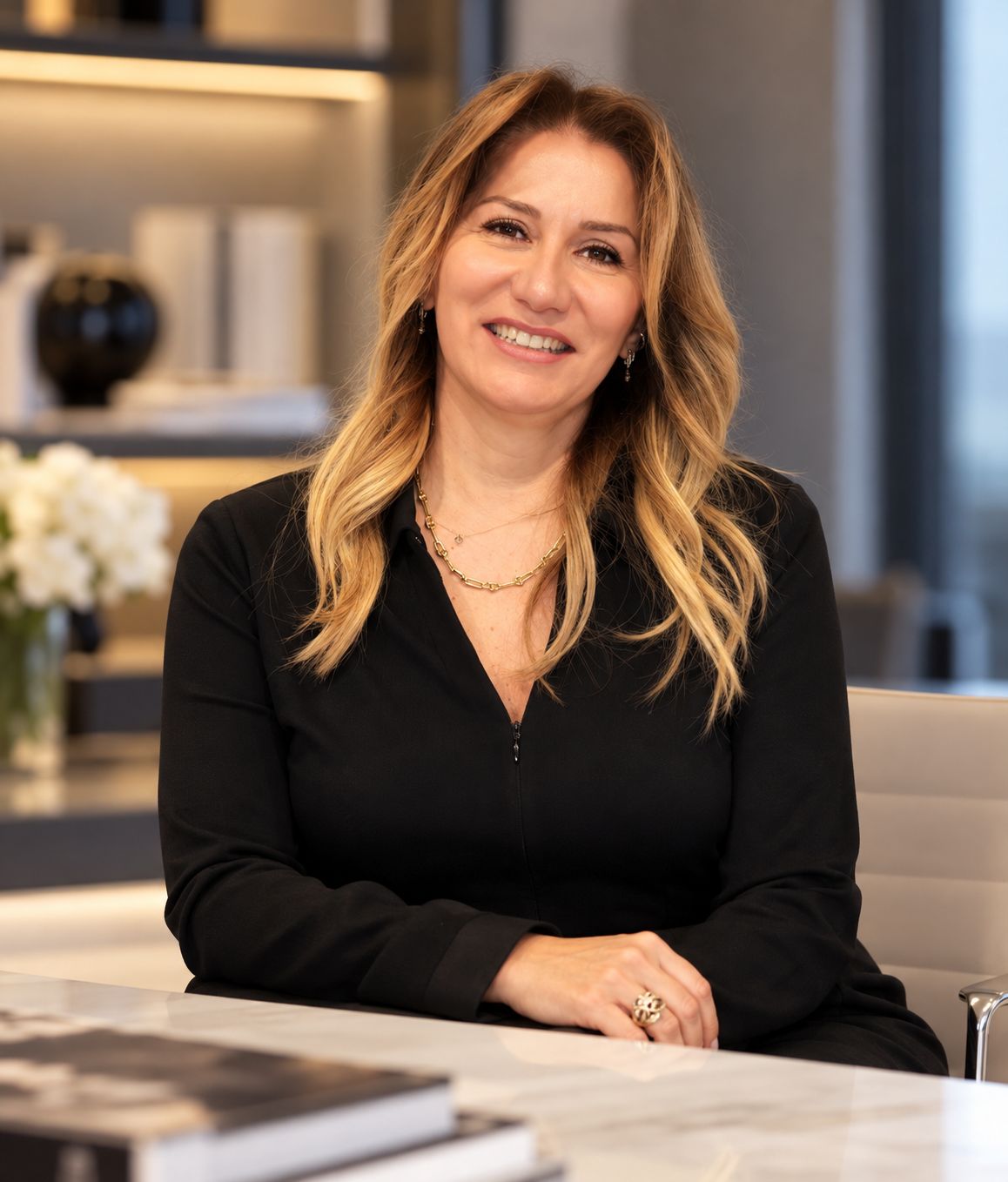 Sema Gül Bayoğlu, ofisinde masa başında