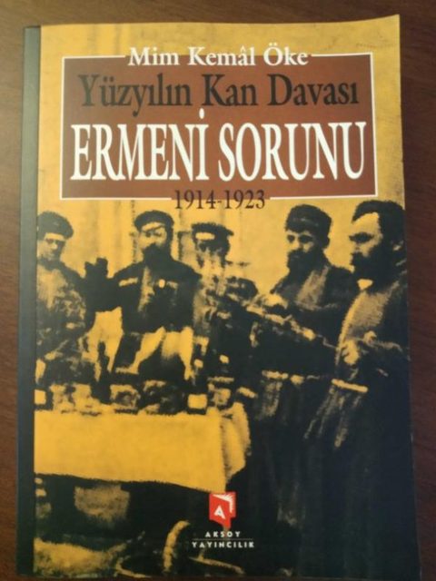 Yüzyılın Kan Davası: Ermeni Sorunu kitabının kapağı, Mim Kemal Öke